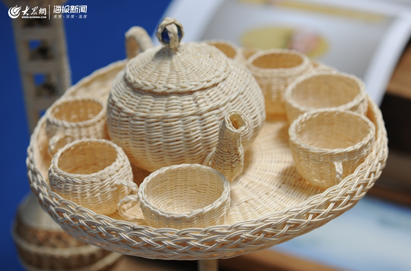 多圖！大眾網(wǎng)海報(bào)新聞?dòng)浾邘銚岝r體驗(yàn)青島國際IP授權(quán)展工藝品